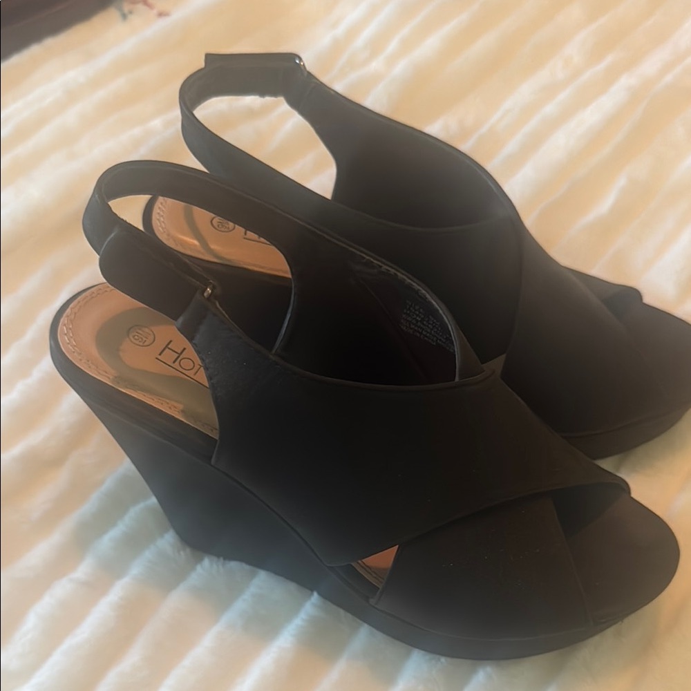 Hot Tomato Women's Black Wedge Sandals